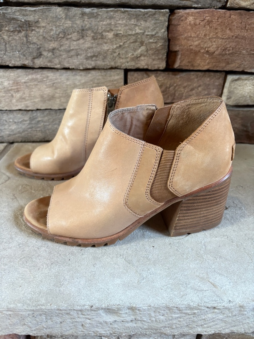 Sorel sz 7.5 chunky heel two tone leather peep toe shoes
